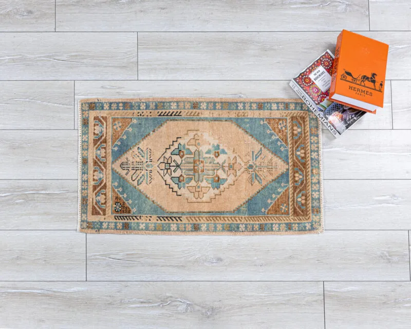 2x3 rug - Muted vintage wool rug - Vintage bathroom decor - Doormat rug - Mini rug bathroom - Bathmat hand woven - 1.7 x 3 Feet - detail view 2