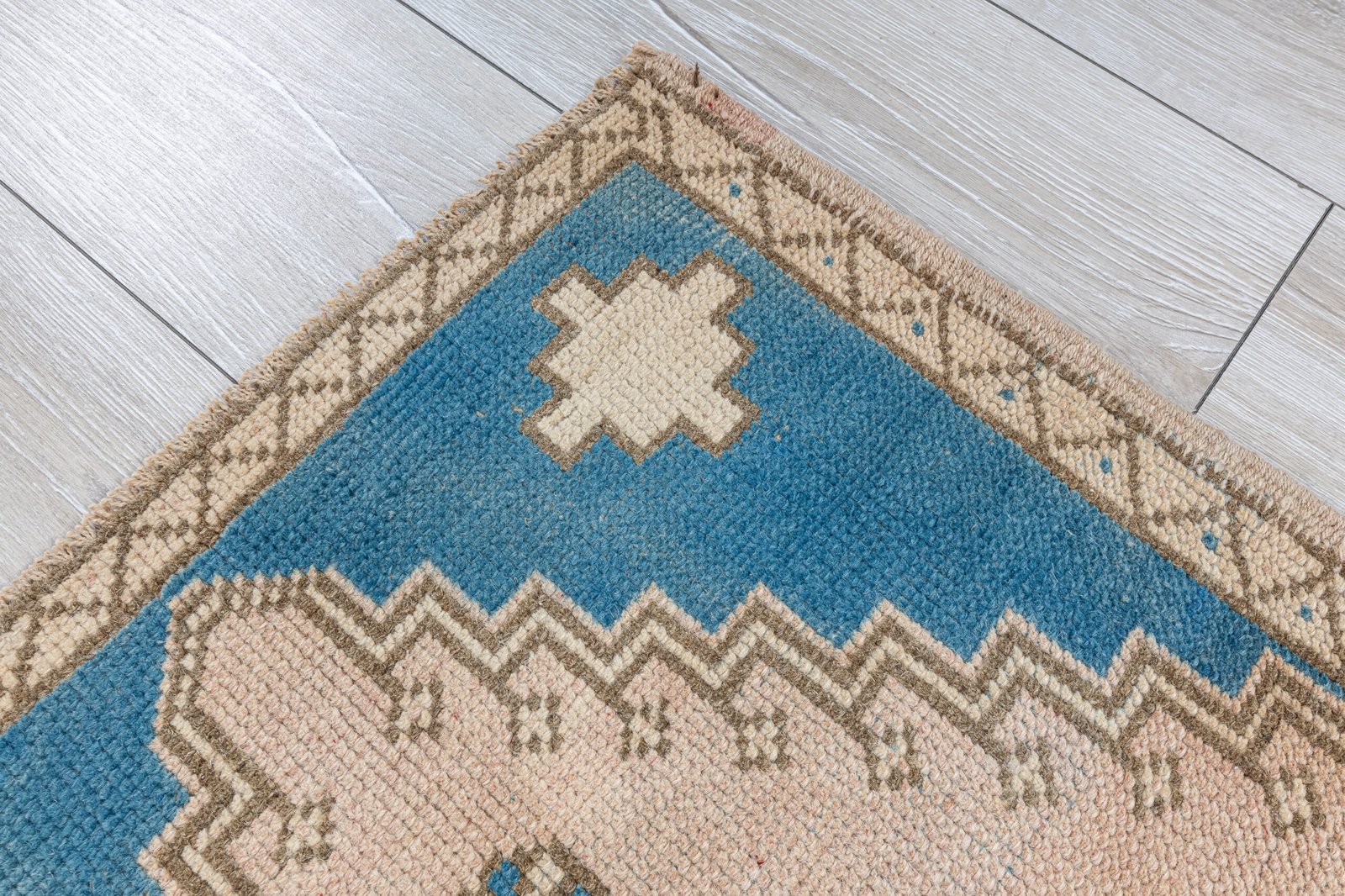 Hand Knotted Turkish Wool Rug: 2.1x3.5 ft, Faded Boho Bathmat - detail view 4